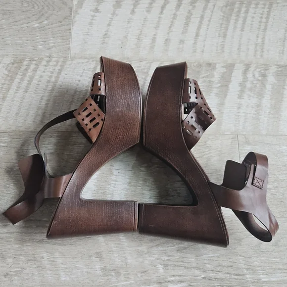 GBG Los Angeles Jelty Faux Leather Platform Heel Sandals - Picture 3 of 13